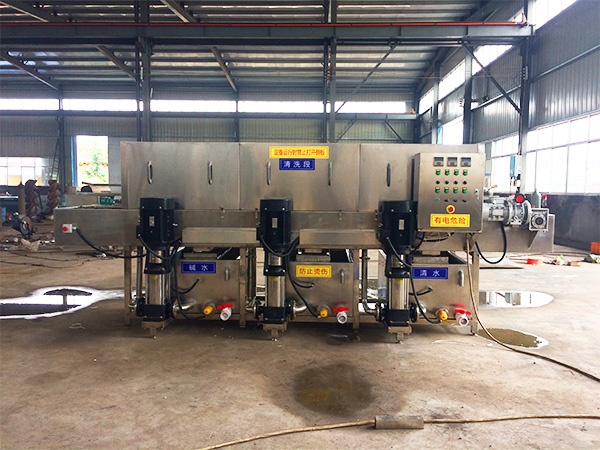 High pressure cleaning machine for turnover box